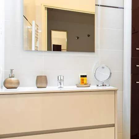 Klaus Furnished Studio Apartment *